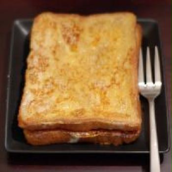 フレンチトーストオニオンチーズサンド