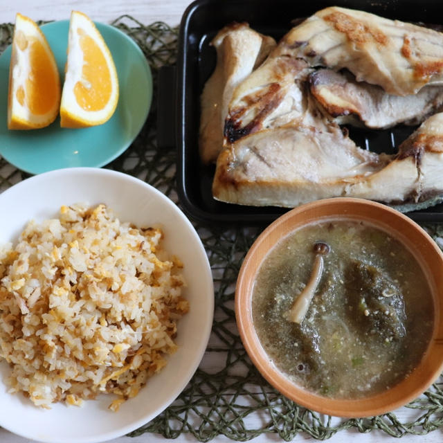 ぶりかまと生姜と玉子のチャーハンで朝ごはん