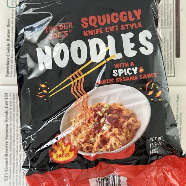 Trader Joe’s Spicy Squiggly Knife Cut Style Noodles　トレジョ　スパイシースクィグリーナイフカットスタイルヌードル