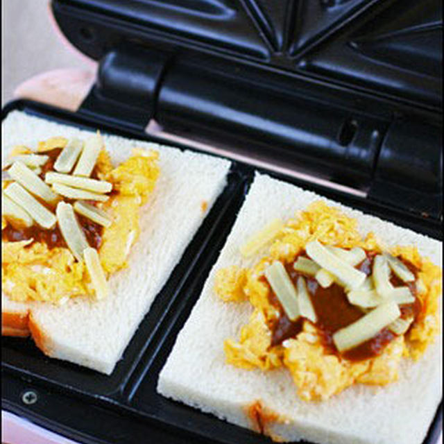 本日のぱん『スクランブルエッグのホットサンド（カレーチーズ風味）』