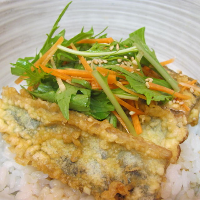 シャキシャキ野菜のせ秋刀魚の天丼