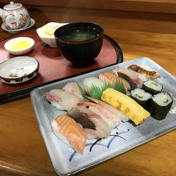 寿し割烹 進駒(しんこま)さんのランチ「にぎりすし10貫と細巻3個」1,000円。