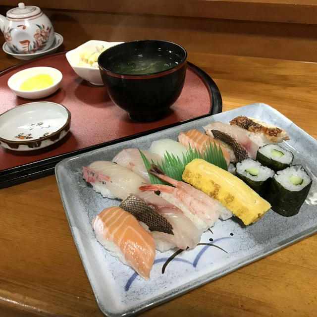 寿し割烹 進駒(しんこま)さんのランチ「にぎりすし10貫と細巻3個」1,000円。