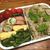 炊き込みご飯弁当。トマトバジルサラダ。お預けさせられるにゃんこ