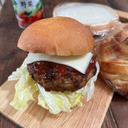 ハンバーガーと　ラウンドパンで餡バターサンド弁当