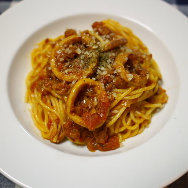 イカとワタリガニ缶で 魚介のトマトソースパスタ