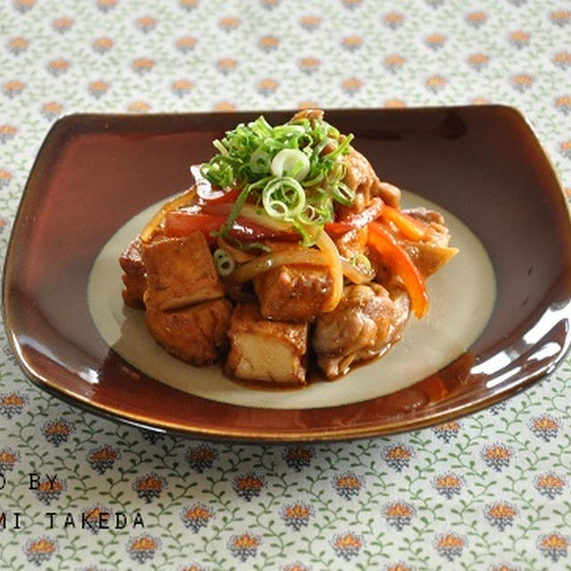 お弁当にも使える【ピリ辛味がやみつきになる☆鶏肉と厚揚げの甘辛焼き】