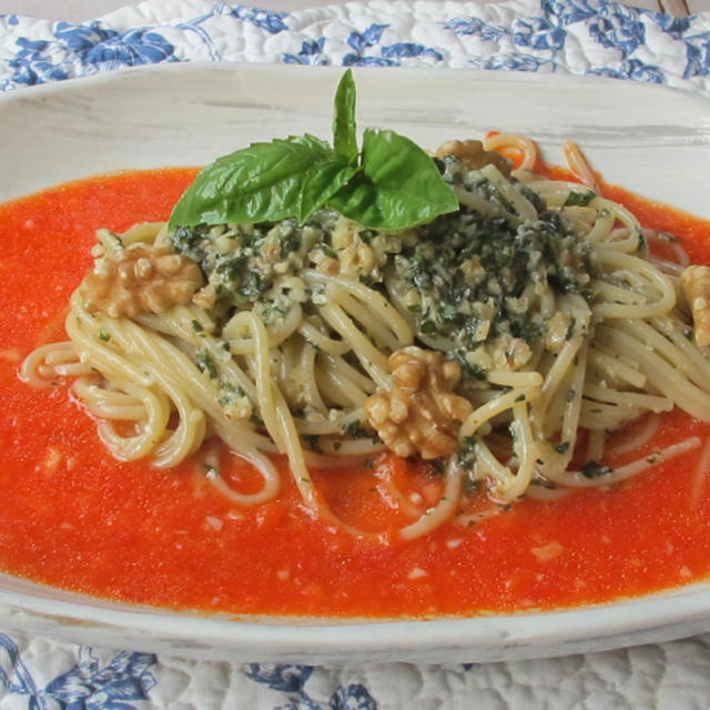 赤いパプリカのソースとジェノベーゼのパスタ＆海老とアボカドのサラダ