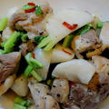 新鮮な野菜をたぷり使った食卓☆レシピは鶏もも肉と蕪のピリ辛ソテー♪