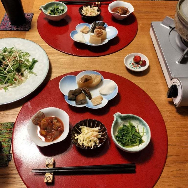 坦々鍋、水菜とカニカマのサラダ、小鉢7品で晩酌