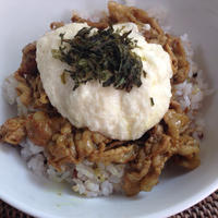 【雑穀米】雑穀米でカレー味の豚バラととろろの丼