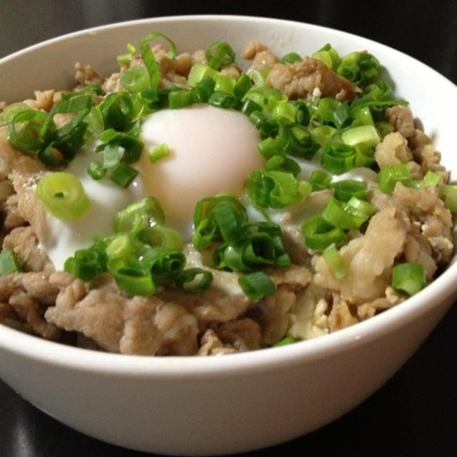 グランドタイタス丼(豚コマとろとろ目玉焼き丼)