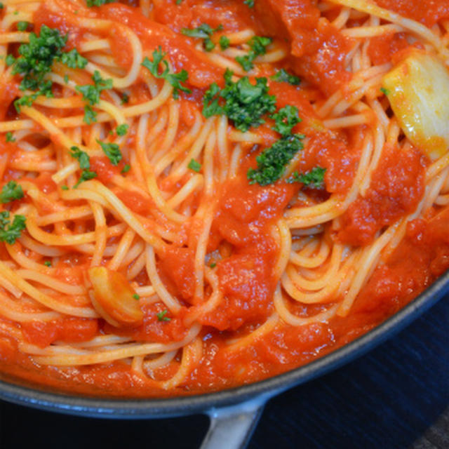 ストウブブレイザーで「トマトソースパスタ」とカルボナーラ。