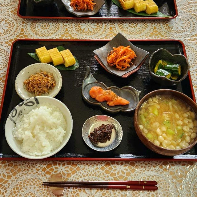 ご飯のお供を並べたお昼ご飯