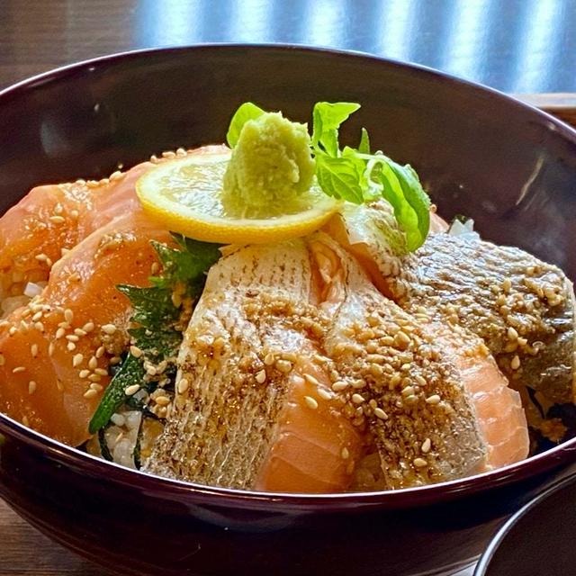 サクラ鱒とオリーブサーモンの食べ比べ丼♪