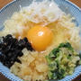 卵かけご飯（揚げ玉、おしんこ、佃煮、ネギ）
