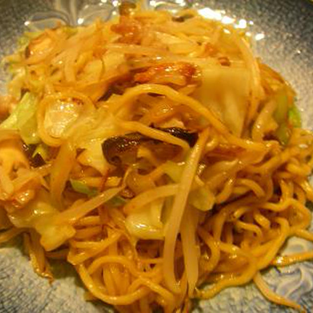 ひと振りで変身！エスニック焼きそば