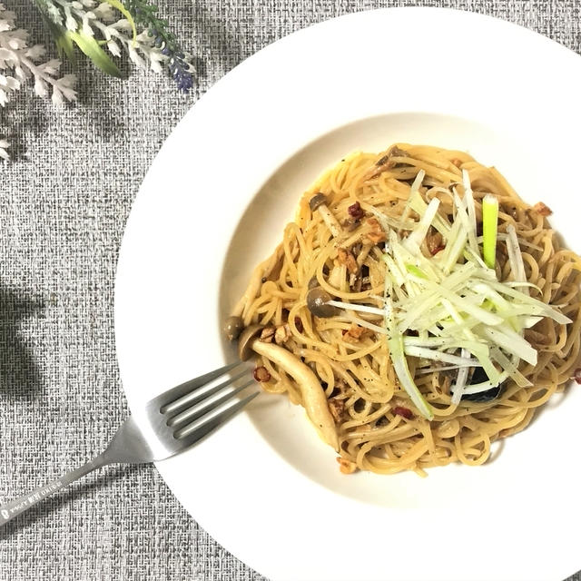 簡単コク旨！さば味噌缶としめじのガーリックパスタの作り方