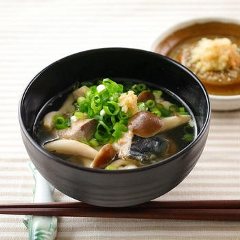 生姜たっぷりでだしいらず ! しめじとさば缶のお味噌汁 (レシピ)