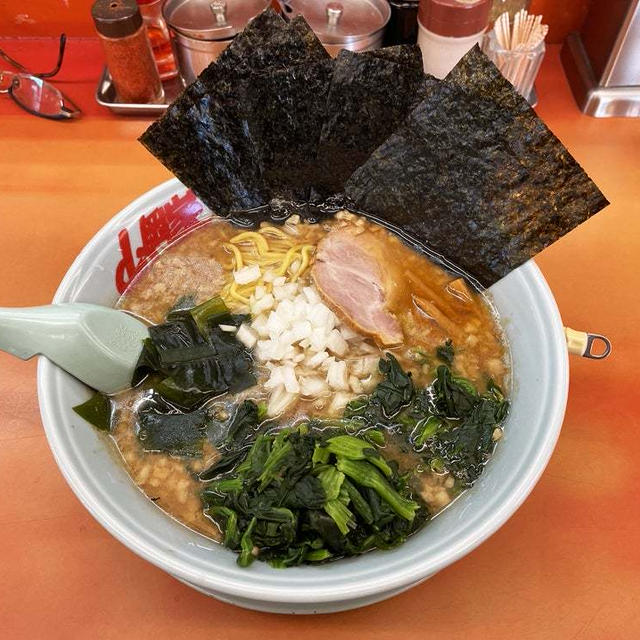 プレミアム醤油とんこつラーメン中盛こいめ背脂多めで啜る〜ほうれん草・海苔5枚・薬味ネギ・山岡家〜