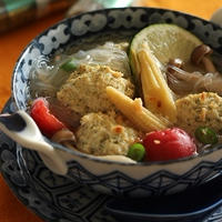 レモングラスで、鶏肉団子と春雨のスープ煮
