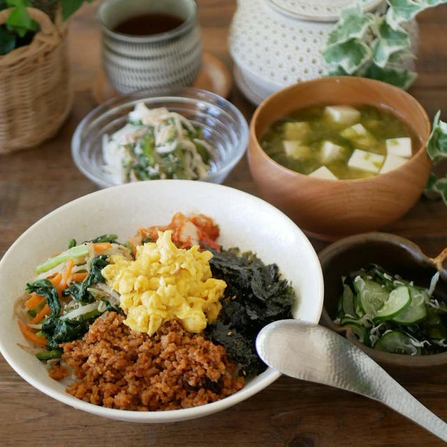 ピリ辛そぼろで簡単ビビンバ丼