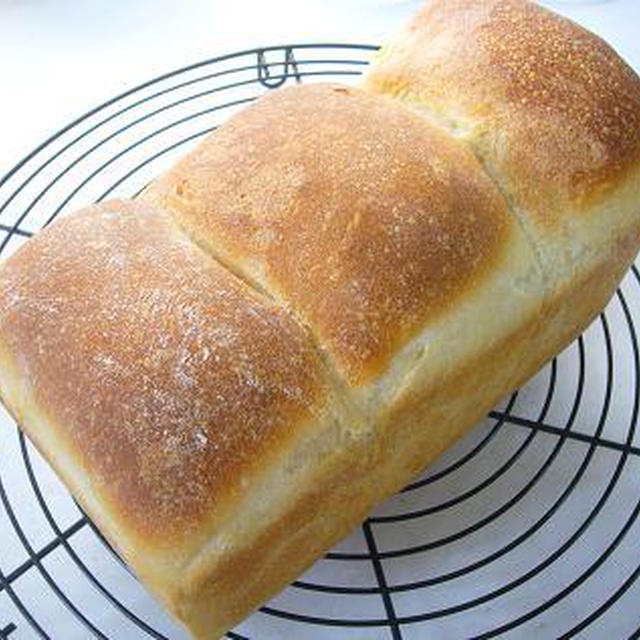 今年最初のパンは、ホシノ酵母食パン♪