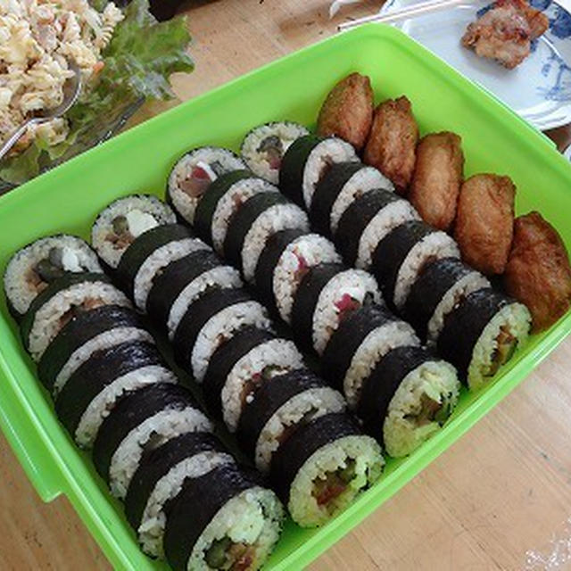 発表会の後は、おはぎに海苔巻きにおいなりさん♪