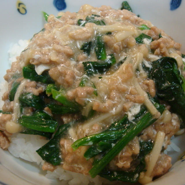 ほうれん草とひき肉の餡かけ丼