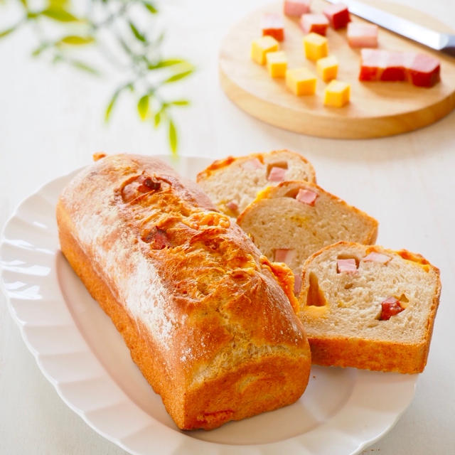 4月のパンメニュー（全粒粉ミニ食パン　ベーコン＆チェダー）…