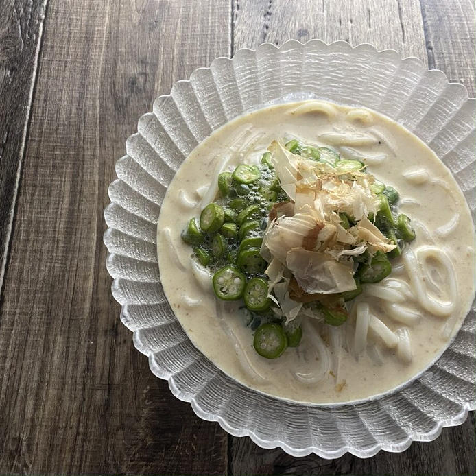 ガラスの花皿に盛り付けたオクラの豆乳冷やしうどん