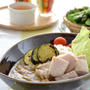 早速～塩鶏野菜ピューレのカレーライス。コブサラダドレッシング・野菜スティック。