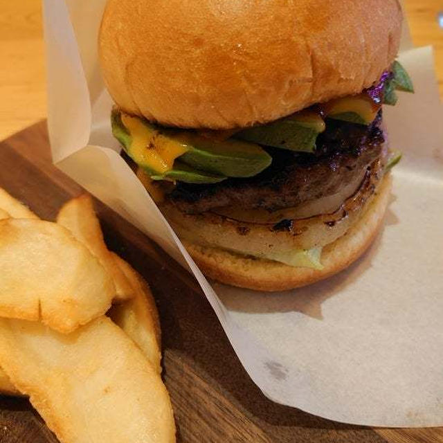 居酒BARスペシャル・六連バーガー、ピクルス、牛カルビ焼。