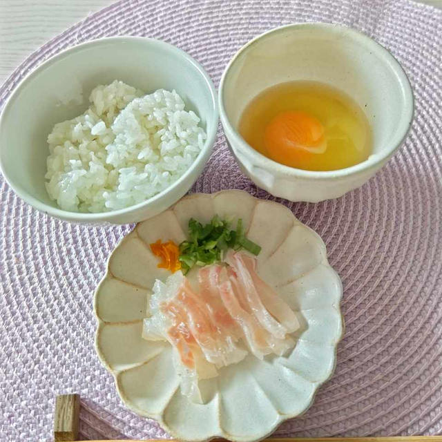 【宇和島鯛めし】松山鯛めしは炊き込みご飯、宇和島鯛めしは六宝で高級卵かけご飯。