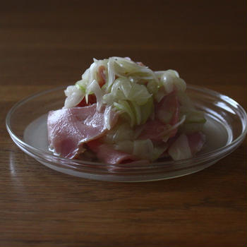 玉ねぎとハムのサラダ