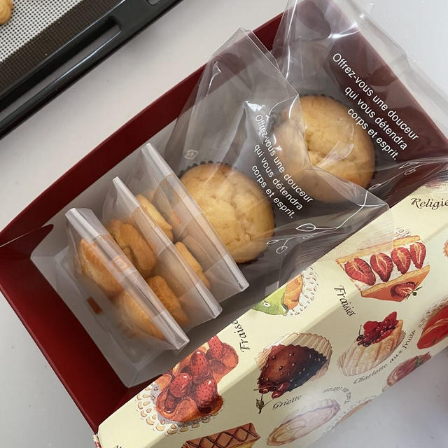 可愛いパティスリーBOXに焼き菓子🎁詰め合わせてみました♡