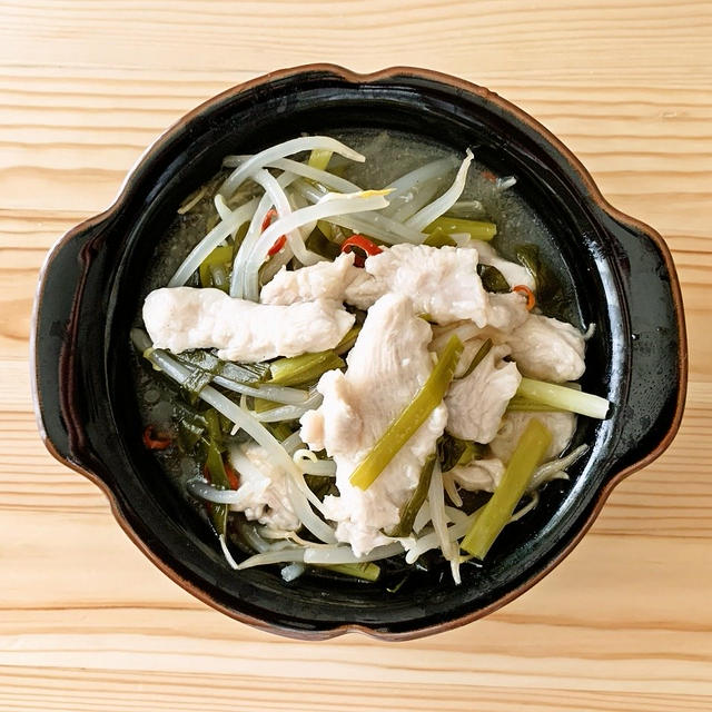 鶏むね肉ともやしのエスニックスープ