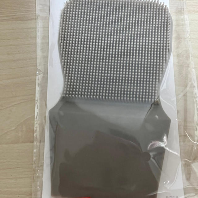3COINSで100円で売っていたもの　スクレーパー付きシリコンブラシ