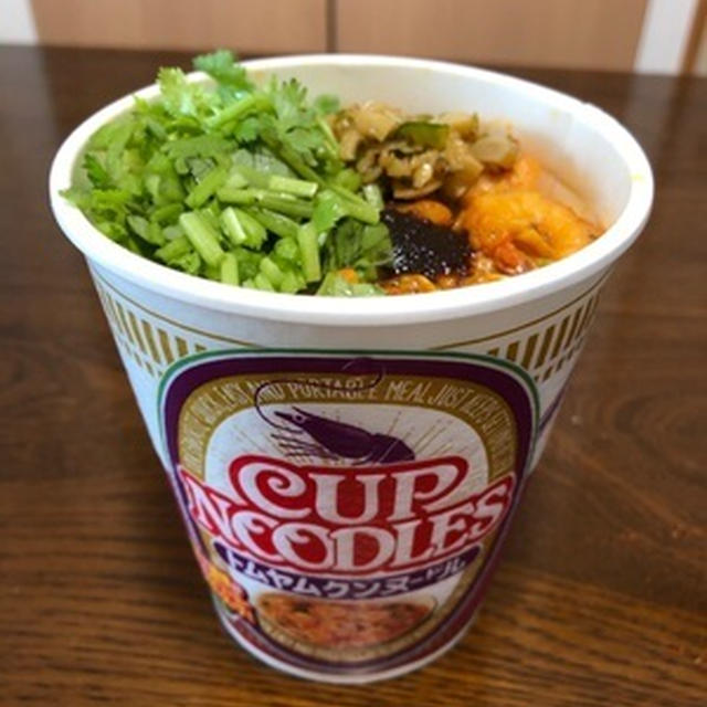 昼ごはんに日清「カップヌードル トムヤムクン味」