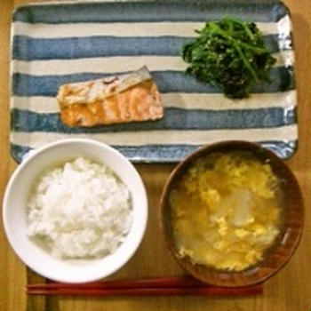 【献立】ごはん・秋鮭の塩焼き・ほうれんそうのごま和え・きゃべつと卵のみそ汁