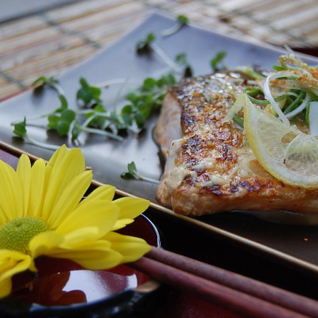 こってり美味しいサーモンのマヨソース焼き