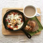 4月29日の朝ごはん。調理時間10分。卵とモッツァレラをのせたトマト煮込みとマルイチベーグル