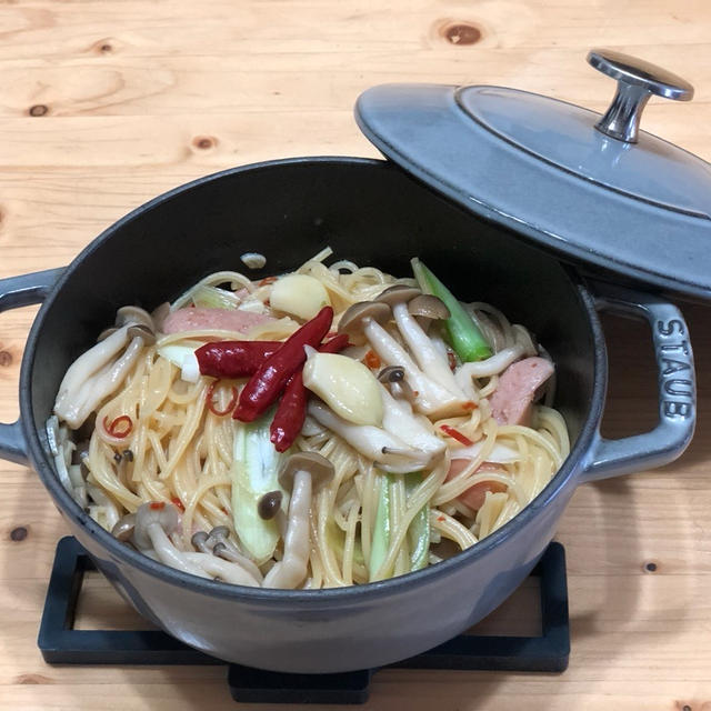 ストウブワナベS★ウインナーと長ネギの激辛ペペロンチーノ