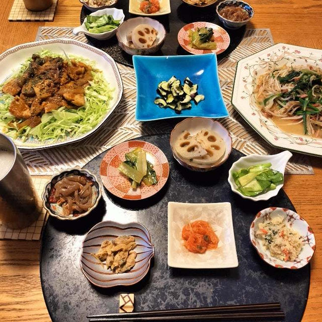 ニラもやし炒め、スパイシーチキンカレーサラダ、作り置き小鉢中心に7品となすの辛子漬けで晩酌