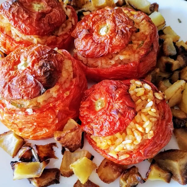 夏のイタリア料理の定番！トマトのごはん詰め