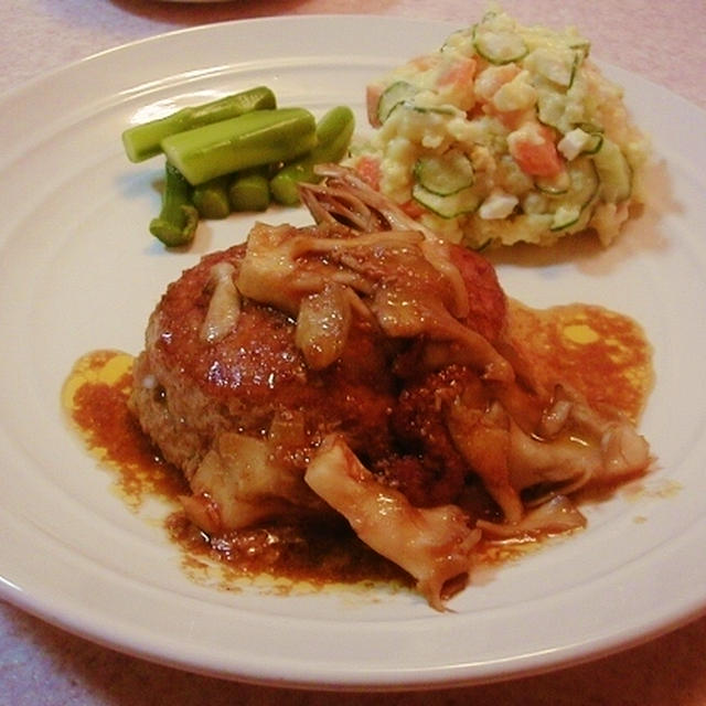 煮込みハンバーグと鶏肉のピリ辛胡麻和え