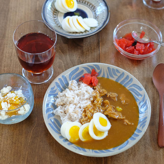 coco壱番屋風のカレー＆ゴールデンビーツとゴートチーズのサラダ。