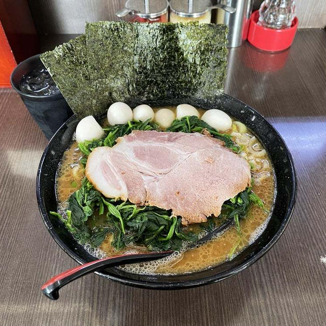 豚骨醤油ラーメンの並をほうれん草増し・うずら5個追加で啜る 〜壱系ラーメン〜