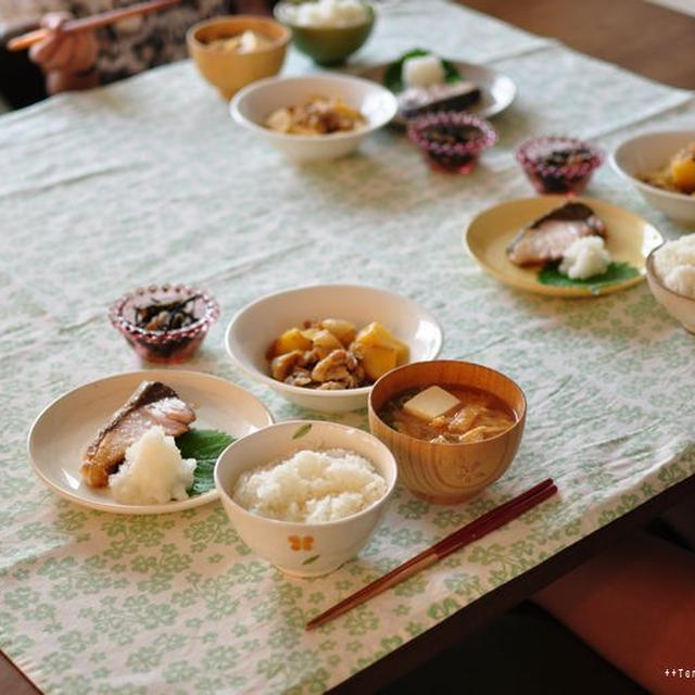 鰤の塩焼きと梅肉じゃがの晩ごはん、そして兄さんのお土産第二弾