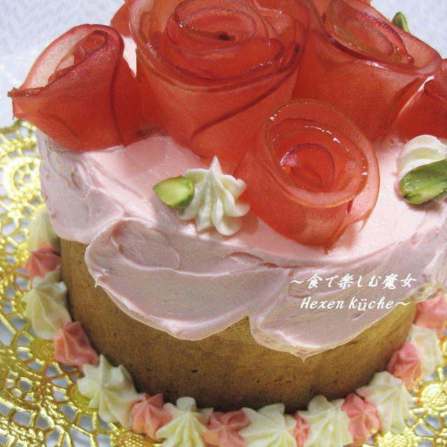 ケーキの上に咲き誇るバラはリンゴ ローズのデコレーションケーキ By 食で楽しむ魔女さん レシピブログ 料理ブログのレシピ満載